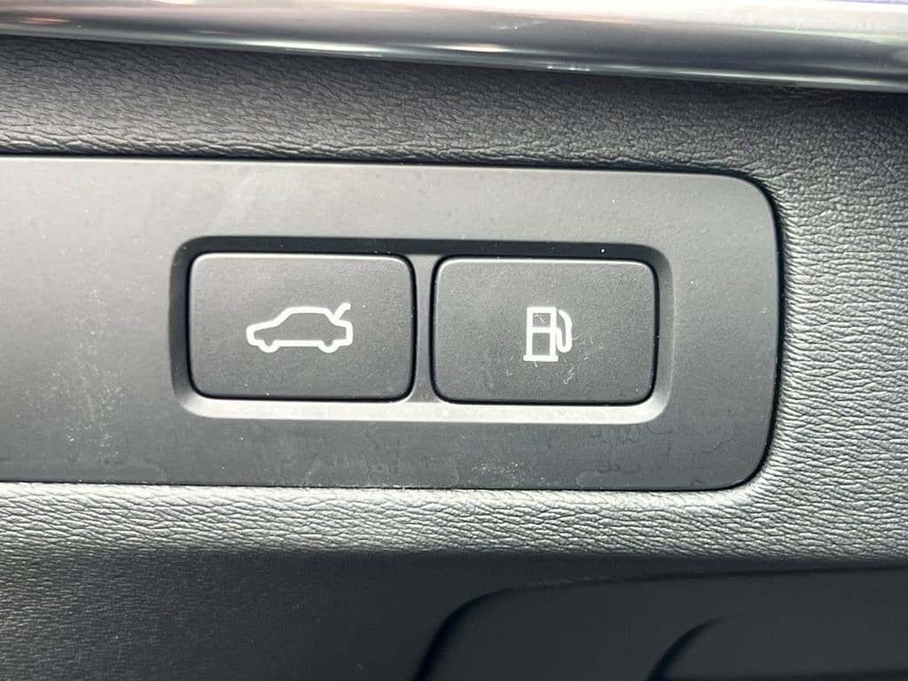 Used 2025 Volvo XC90 T8 Ultra w/ Protection Package Premier AWD/4WD image 21