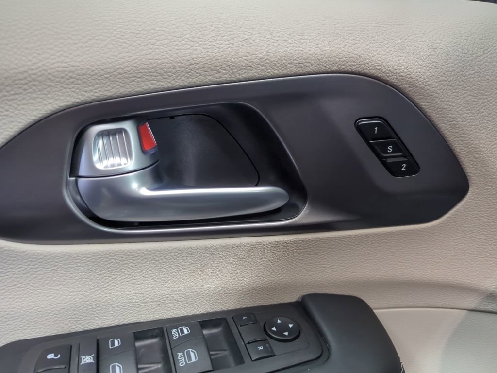 Used 2024 Chrysler Pacifica Touring-L image 31