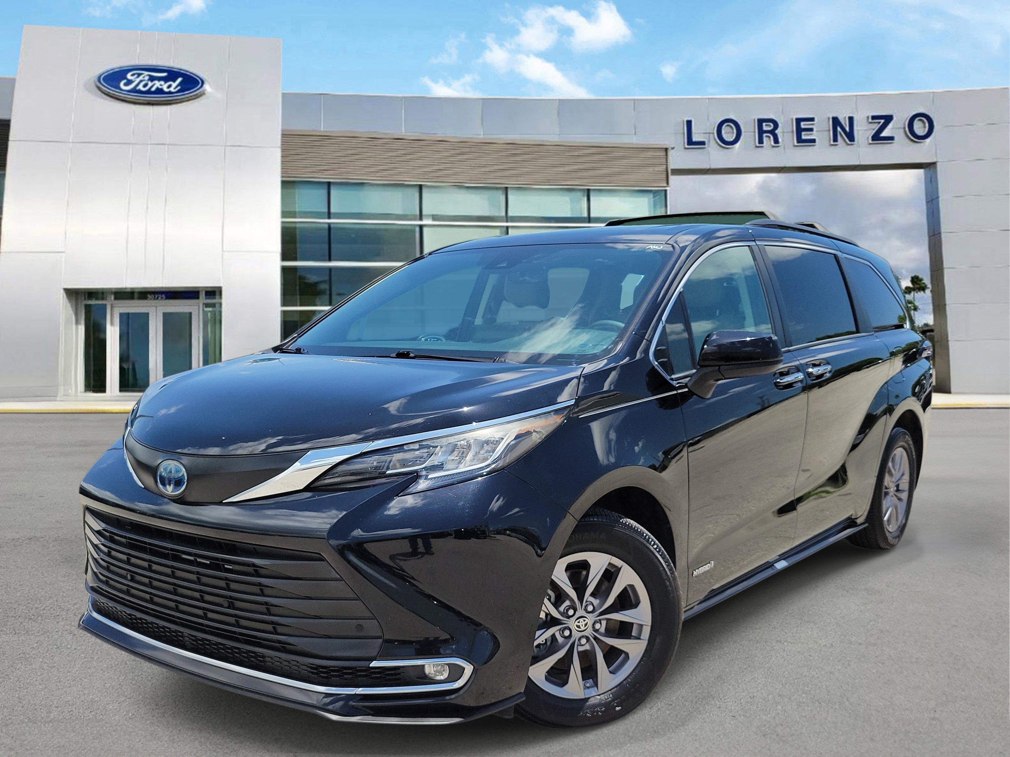 Used 2021 Toyota Sienna XLE FWD image 1