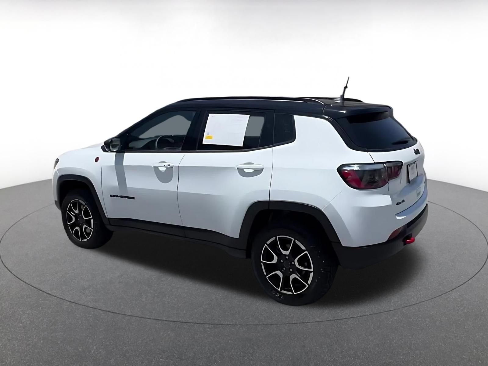 Used 2025 Jeep Compass Trailhawk AWD/4WD image 9
