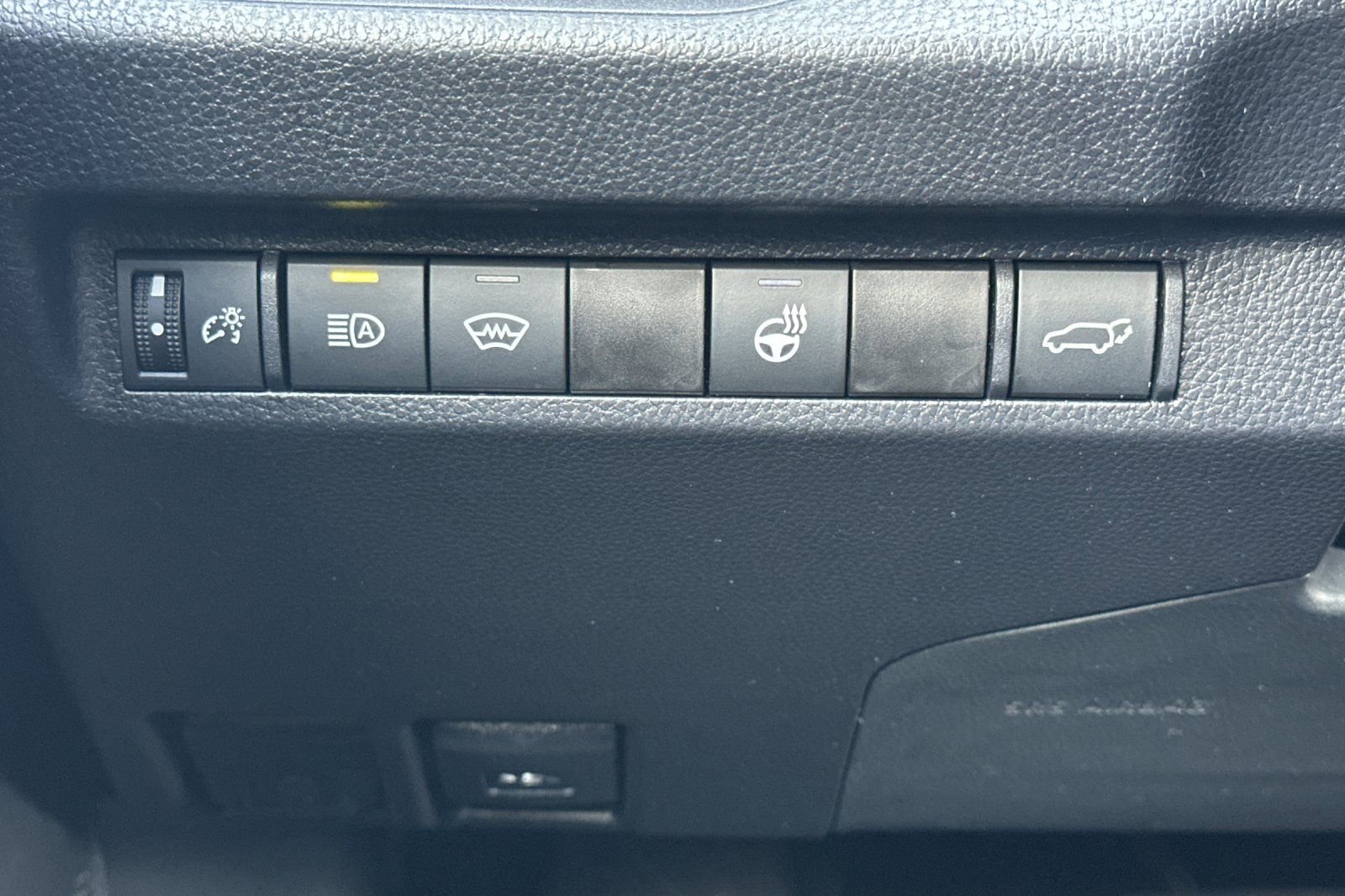 Used 2023 Toyota RAV4 XLE Premium image 36