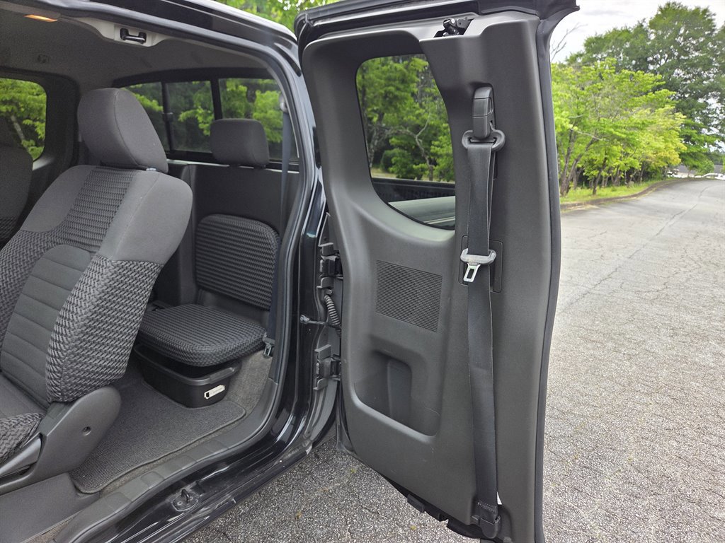 Used 2010 Nissan Frontier SE w/ SE Value Truck Pkg RWD image 32