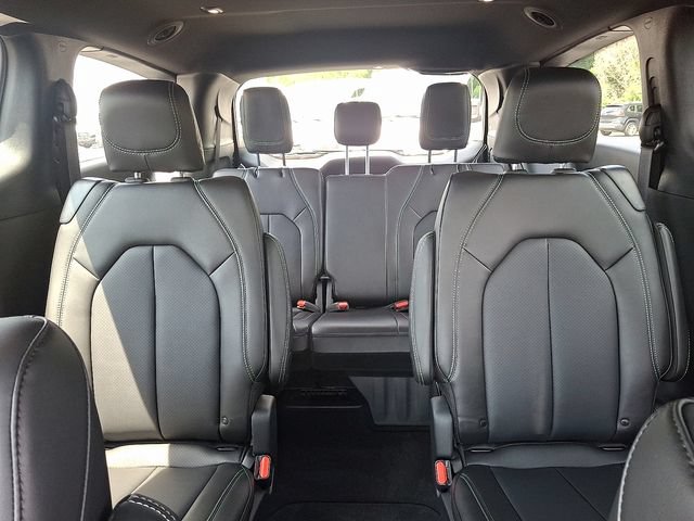 New 2025 Chrysler Pacifica Select AWD/4WD image 13