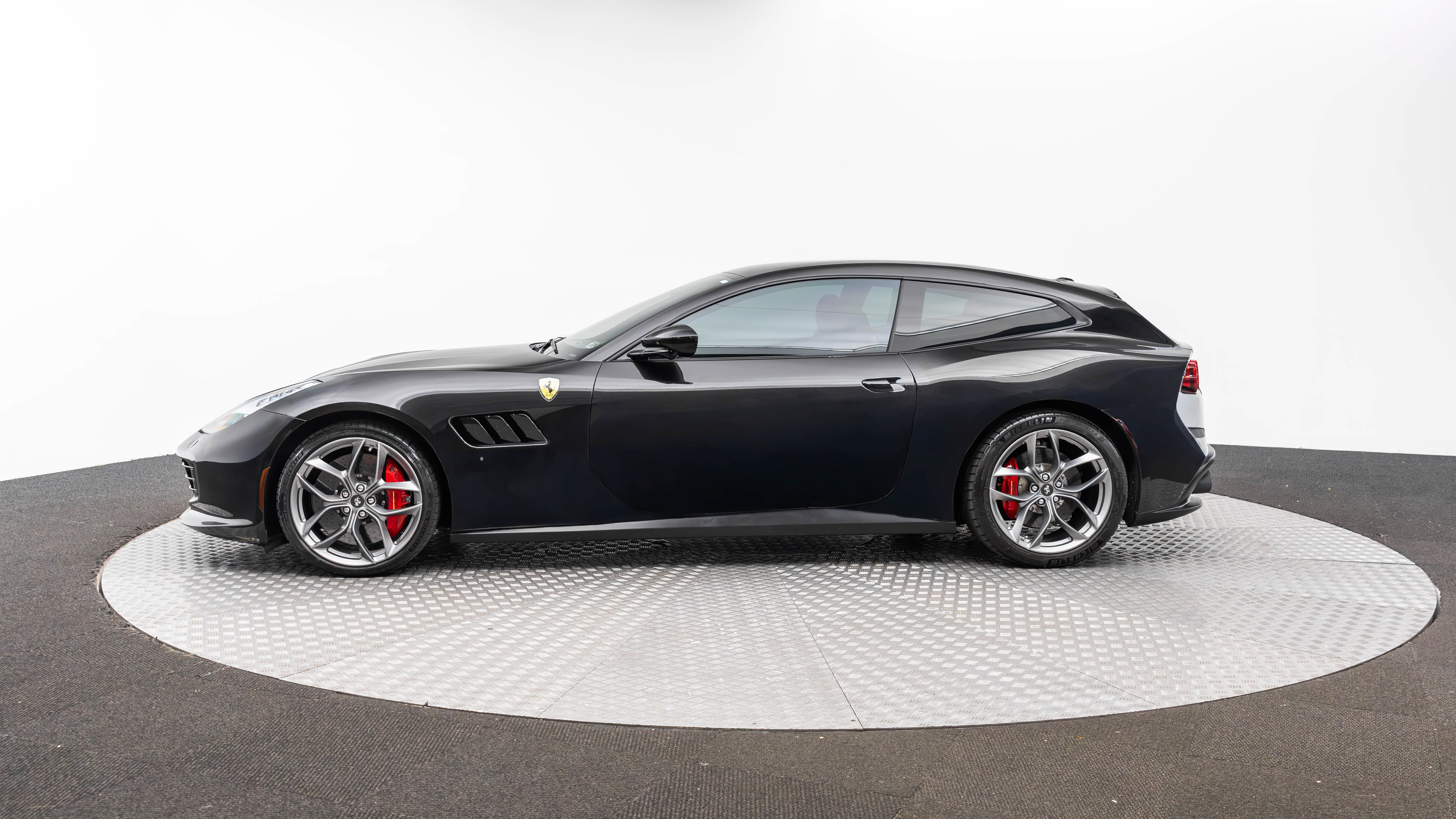 Used 2020 Ferrari GTC4Lusso T RWD image 2