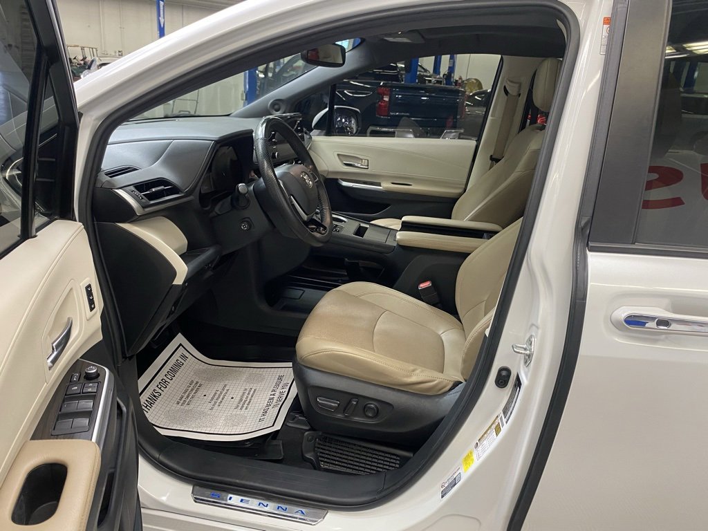 Used 2022 Toyota Sienna Limited image 20