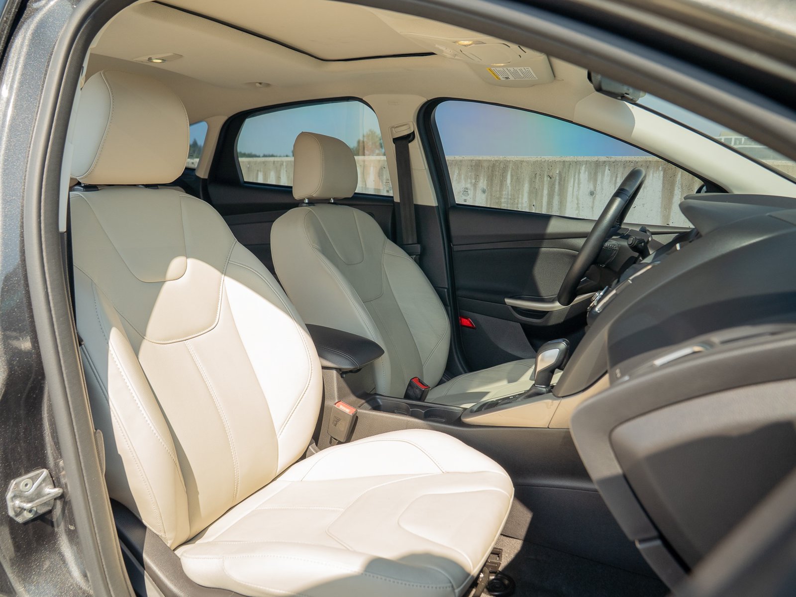 Used 2015 Ford Focus Titanium FWD image 29
