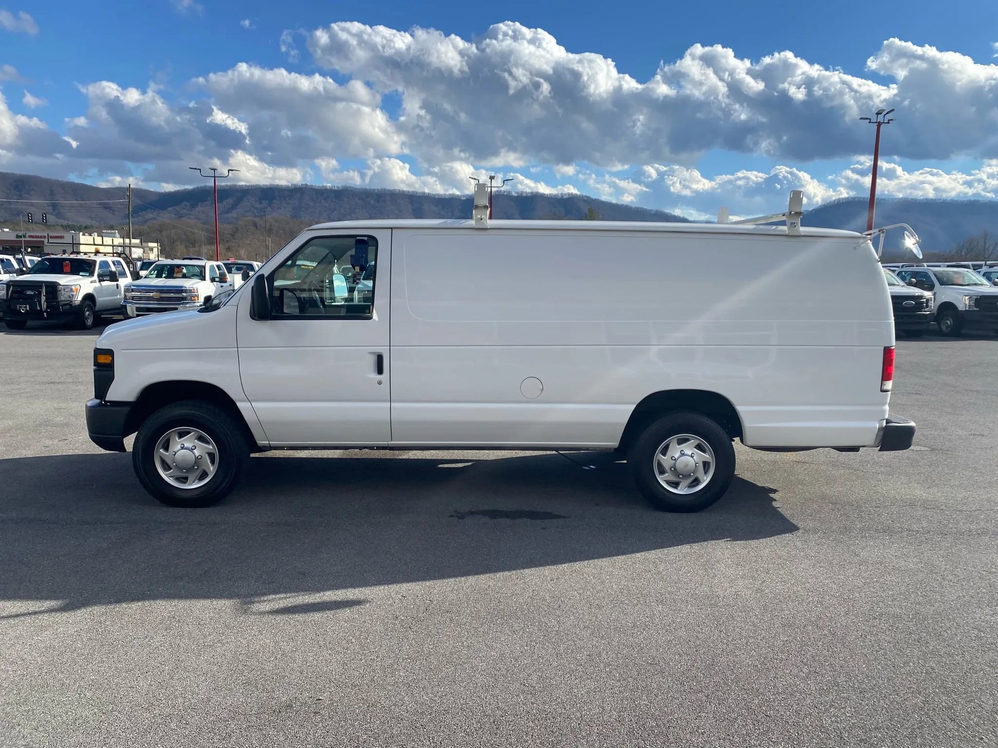 Used 2014 Ford E-350 and Econoline 350 Extended Super Duty w/ Insulation Package RWD image 5
