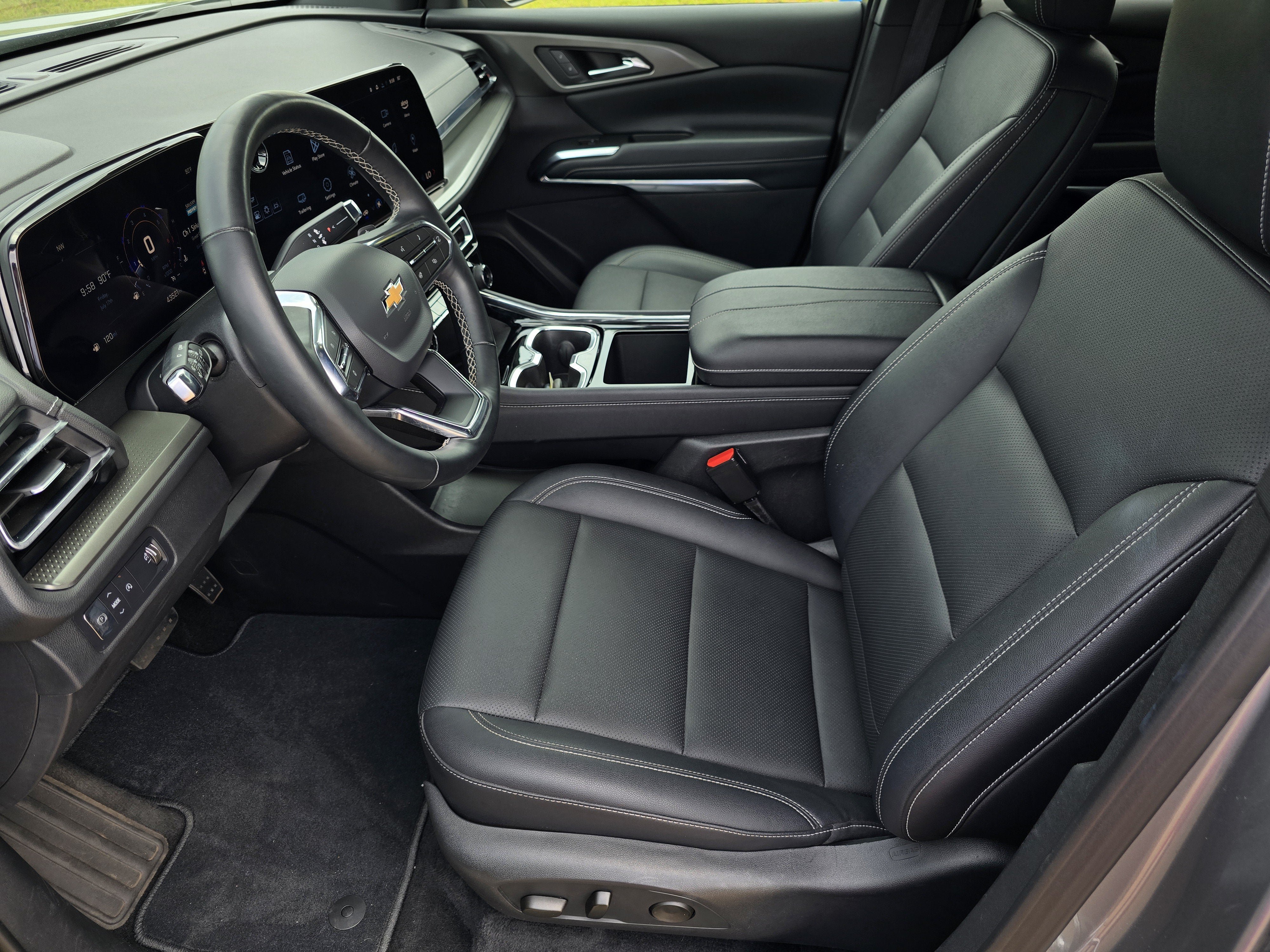 Used 2025 Chevrolet Traverse LT FWD image 23