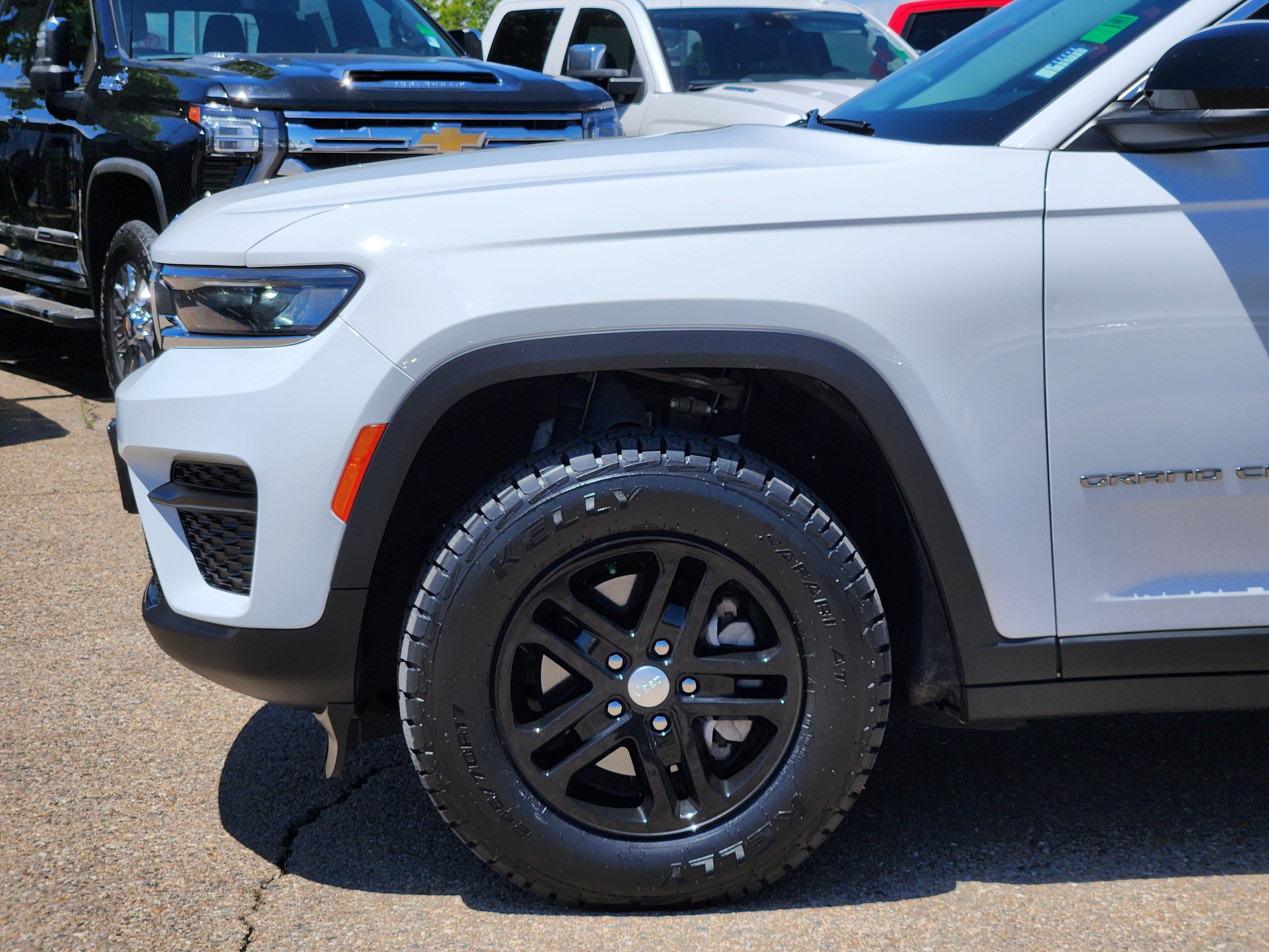 Used 2023 Jeep Grand Cherokee Laredo AWD/4WD image 7
