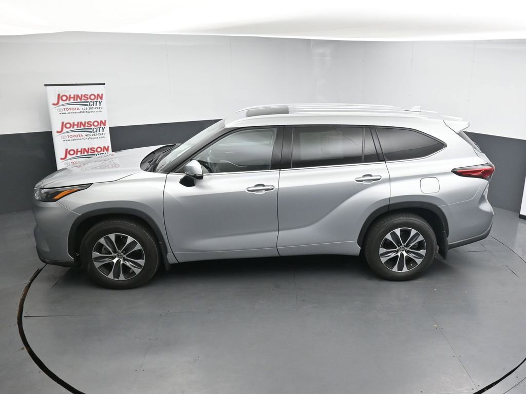 Used 2022 Toyota Highlander XLE AWD/4WD image 30