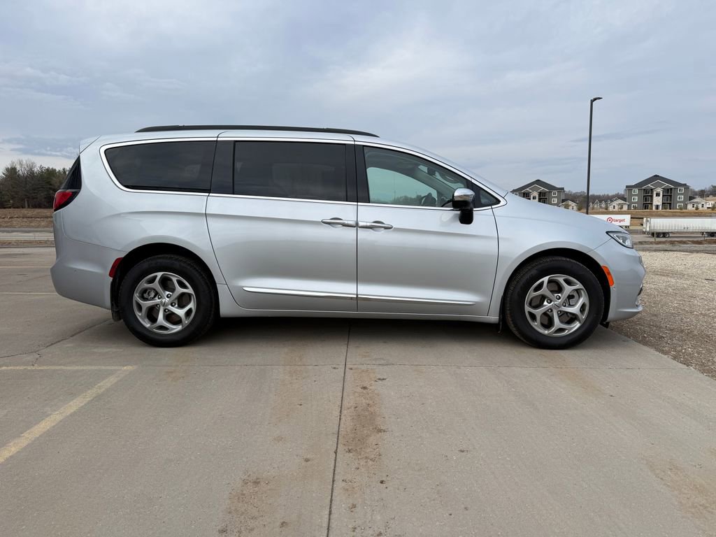 Used 2023 Chrysler Pacifica Limited AWD/4WD image 4