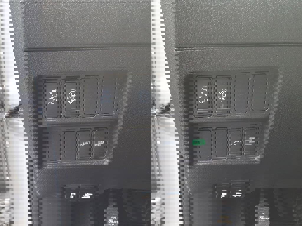 Used 2020 Nissan Rogue Sport S image 13