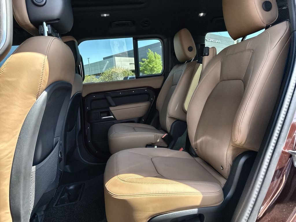 Used 2025 Land Rover Defender 130 X-Dynamic SE image 15