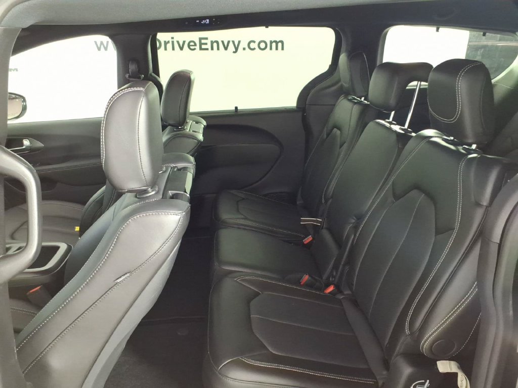 Used 2025 Chrysler Pacifica Select w/ Uconnect Theater Family Group FWD image 9