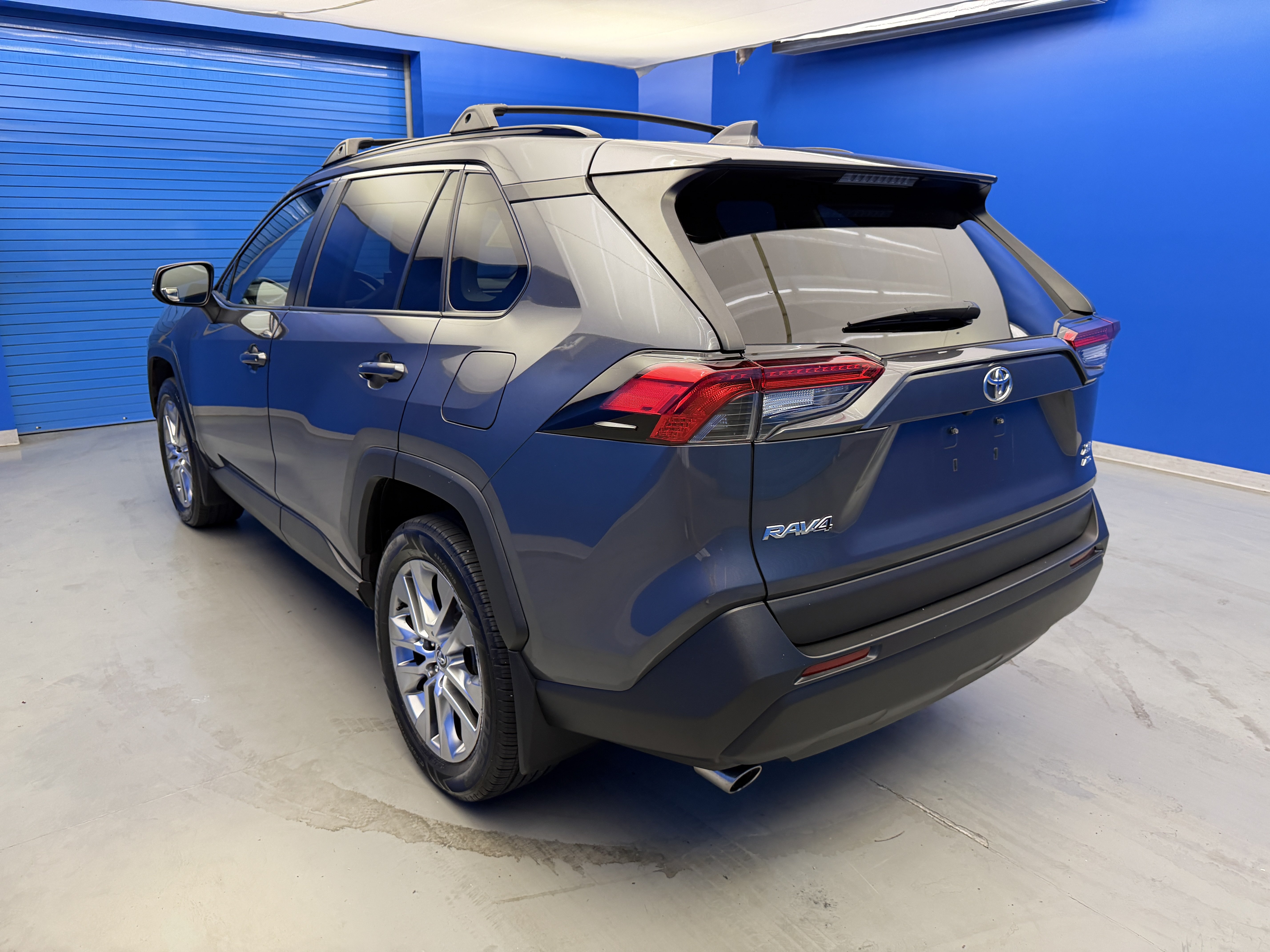 Used 2020 Toyota RAV4 XLE Premium AWD/4WD image 5