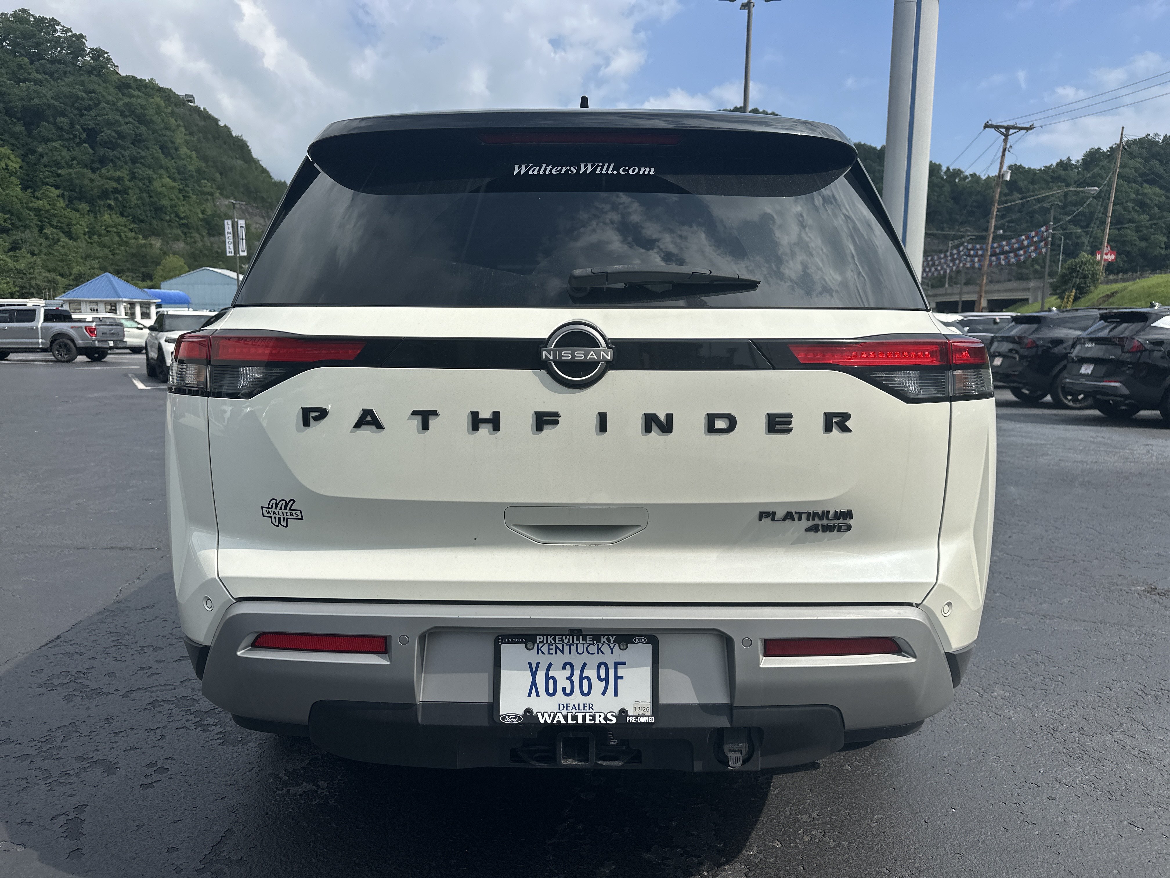 Used 2023 Nissan Pathfinder Platinum AWD/4WD image 6
