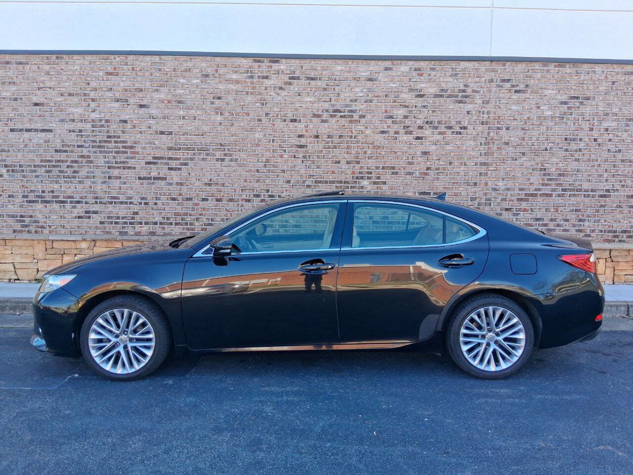 Used 2013 Lexus ES 350 Base 4dr Sedan w/ Luxury Pkg image 2