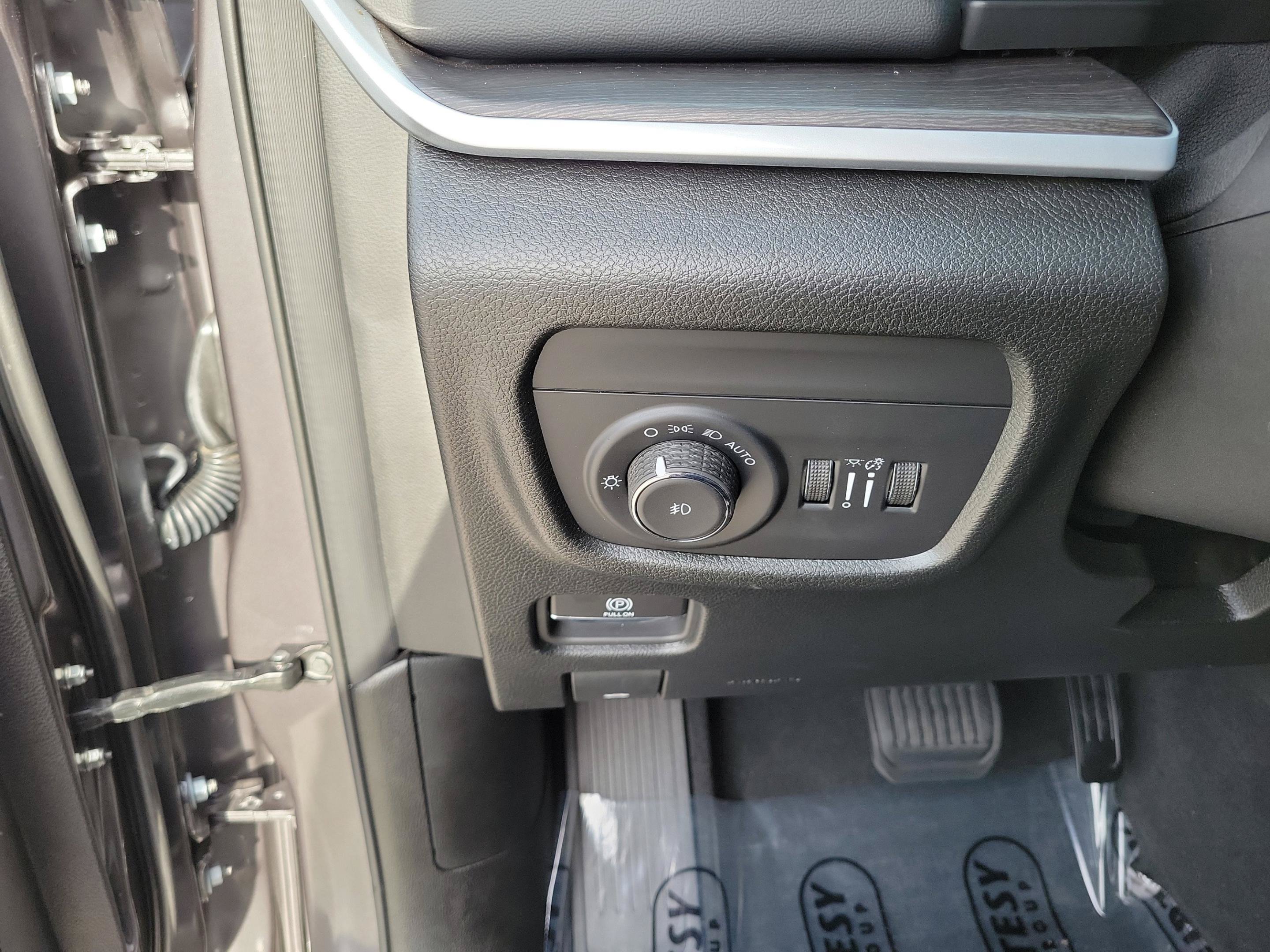 Used 2025 Jeep Grand Cherokee L Limited w/ Trailer Tow Package RWD image 8