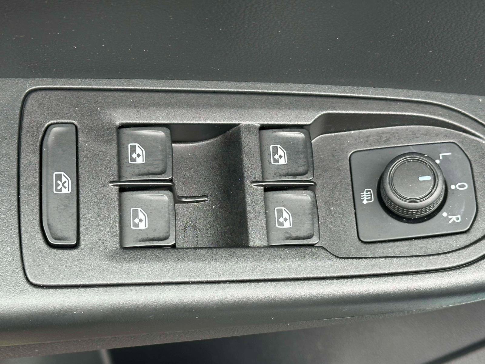 Certified 2022 Volkswagen Taos SE w/ Panoramic Sunroof Package image 15