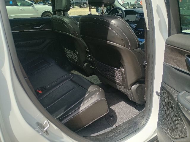 Used 2023 Jeep Grand Cherokee Limited w/ Black Appearance Package AWD/4WD image 16