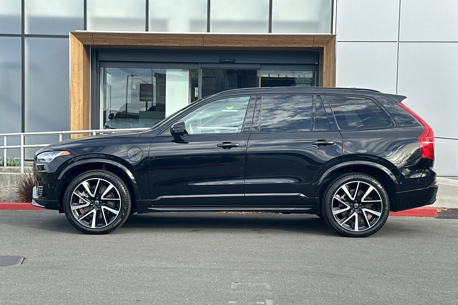 Used 2023 Volvo XC90 T8 Ultimate w/ Lounge Package AWD/4WD image 6