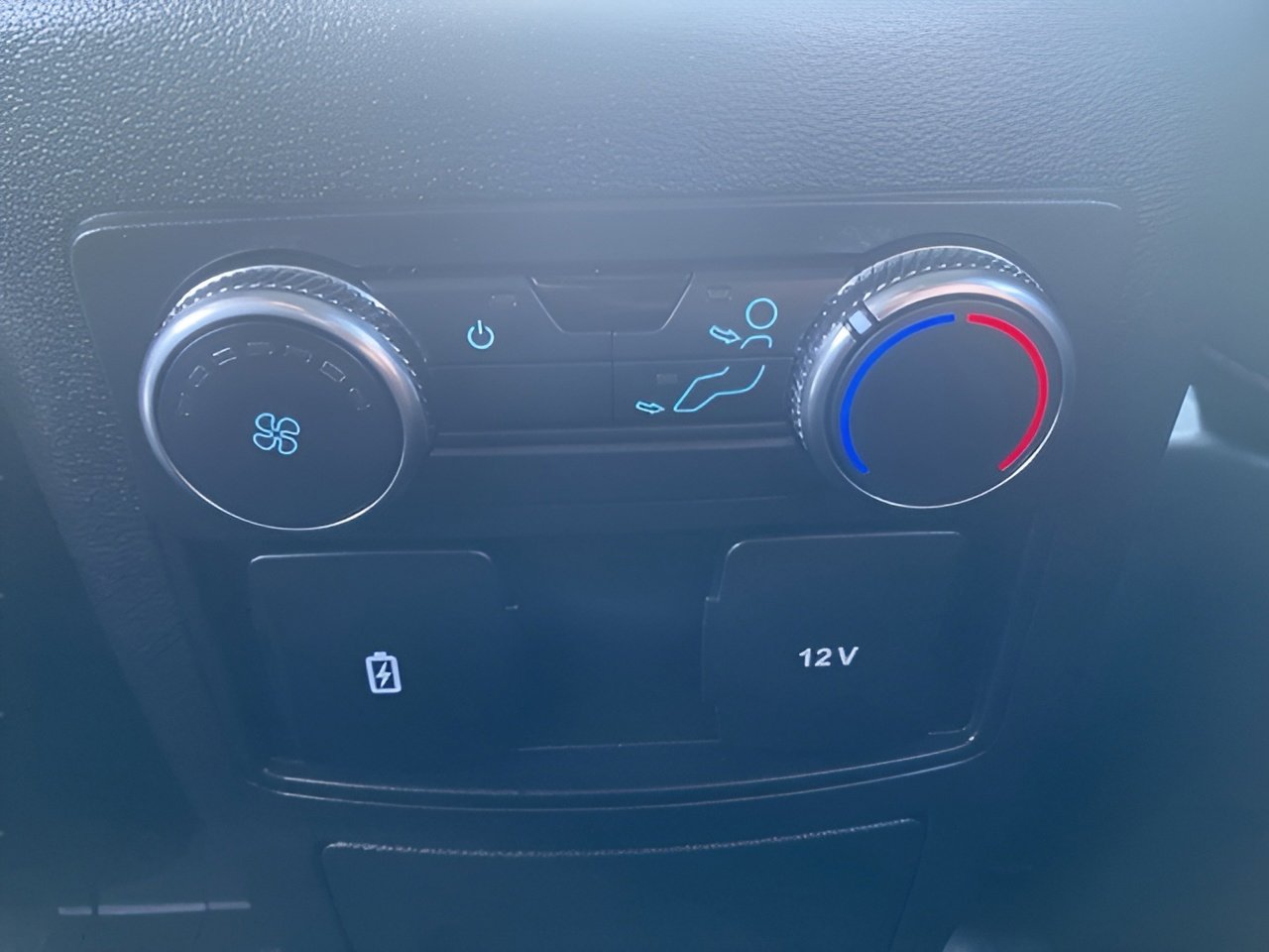 Used 2022 Ford Explorer XLT image 40