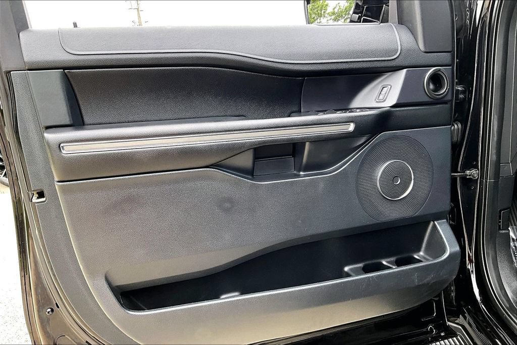 Used 2019 Ford Expedition XLT w/ Equipment Group 201A AWD/4WD image 14