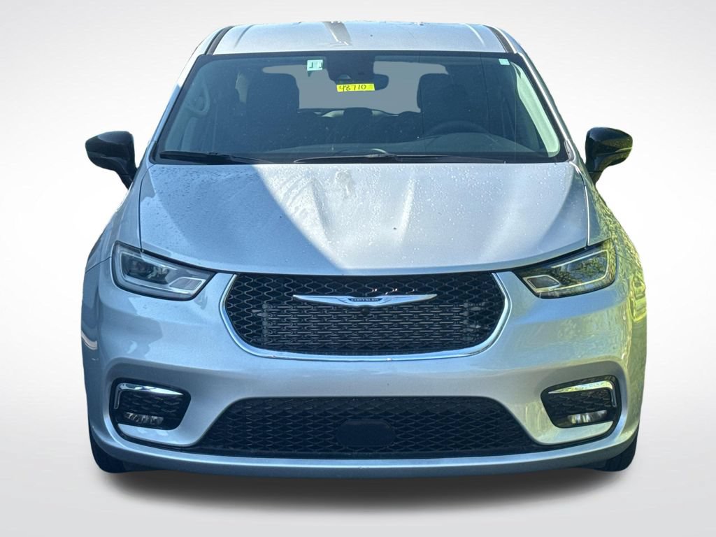 Used 2024 Chrysler Pacifica Touring-L FWD image 3