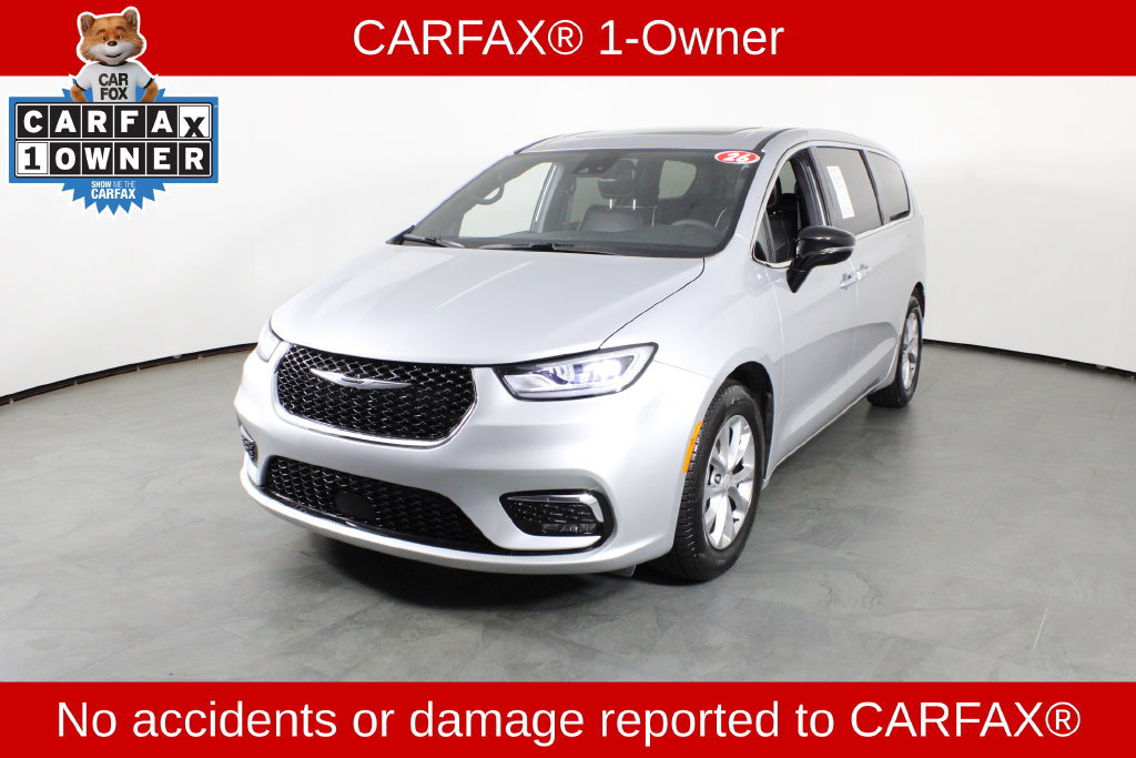 Used 2026 Chrysler Pacifica Limited FWD image 2