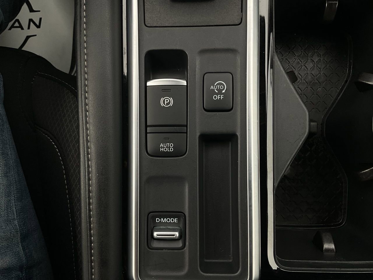 Used 2025 Nissan Pathfinder SV FWD image 24