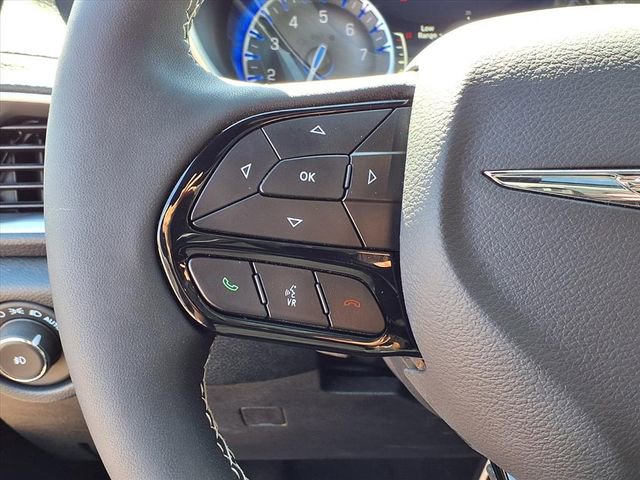 Used 2026 Chrysler Pacifica Limited w/ Uconnect Theater Family Group image 6