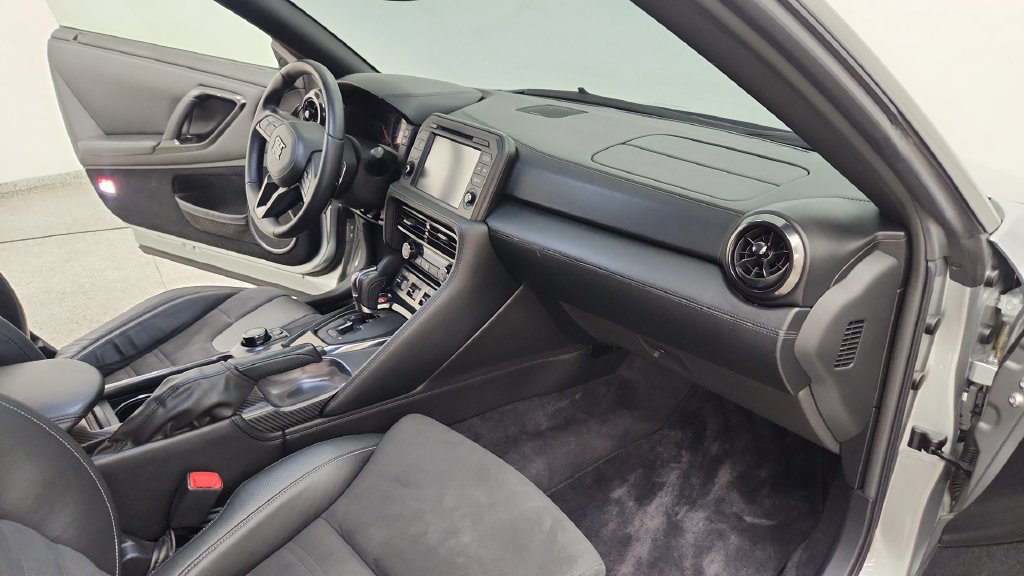 Used 2020 Nissan GT-R Premium AWD/4WD image 48