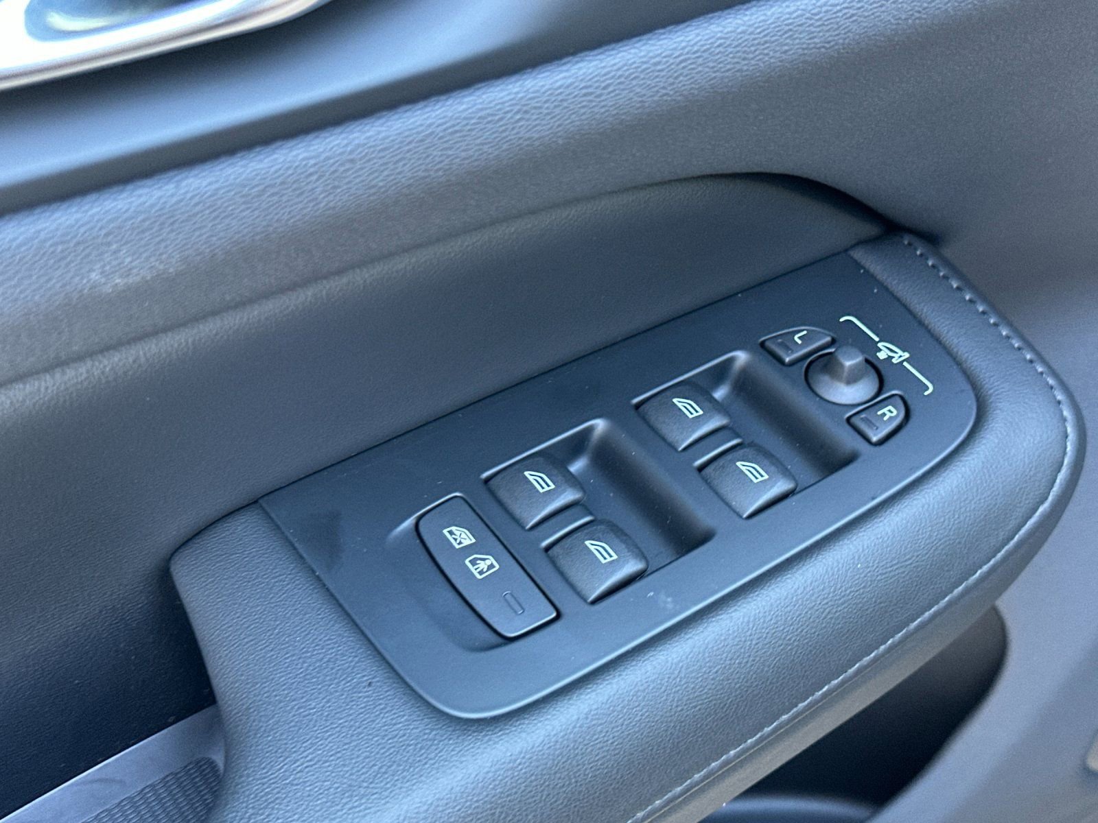 Used 2025 Volvo V60 B5 Cross Country Plus image 11