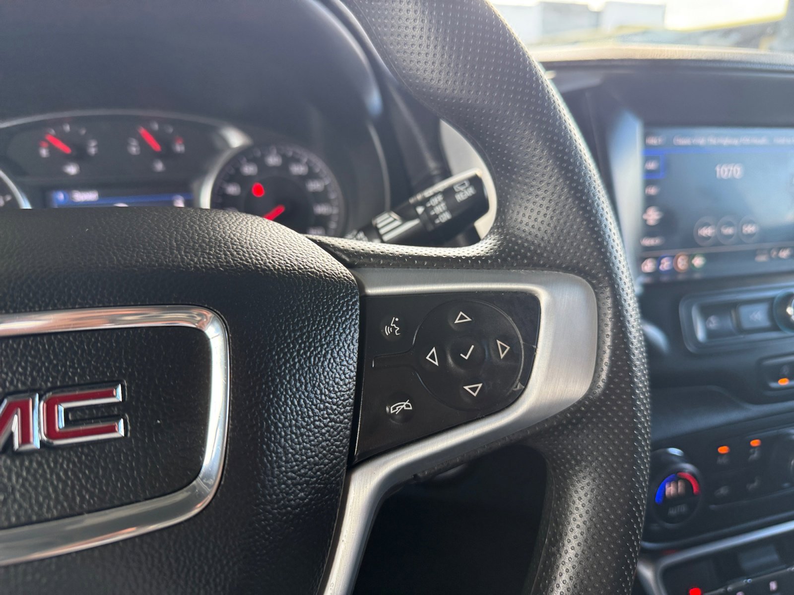 Used 2023 GMC Terrain SLE w/ Driver Convenience Package image 17