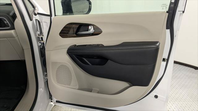 Used 2023 Chrysler Pacifica Limited FWD image 23