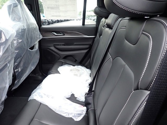 New 2025 Jeep Grand Cherokee Limited w/ Black Appearance Package image 13