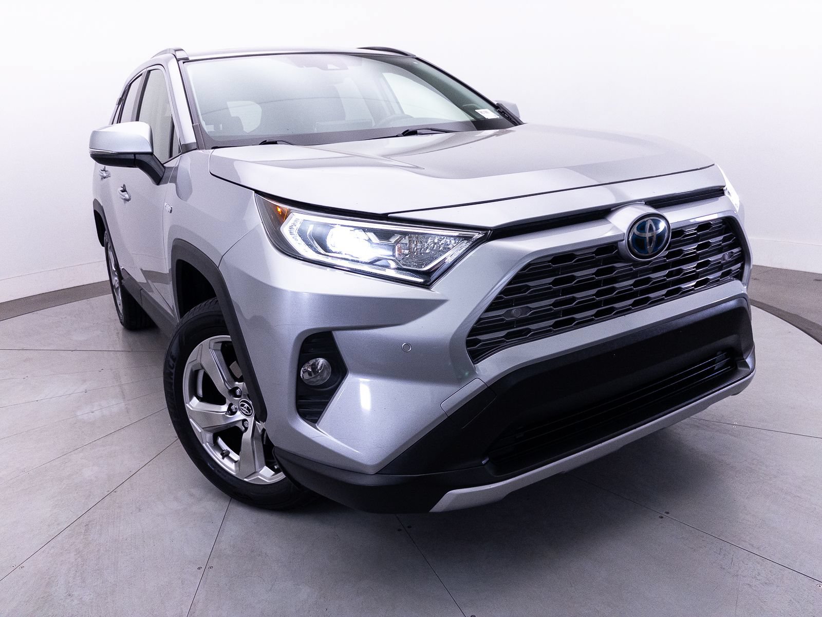 Used 2019 Toyota RAV4 Limited w/ Carpet Mat Package AWD/4WD image 4
