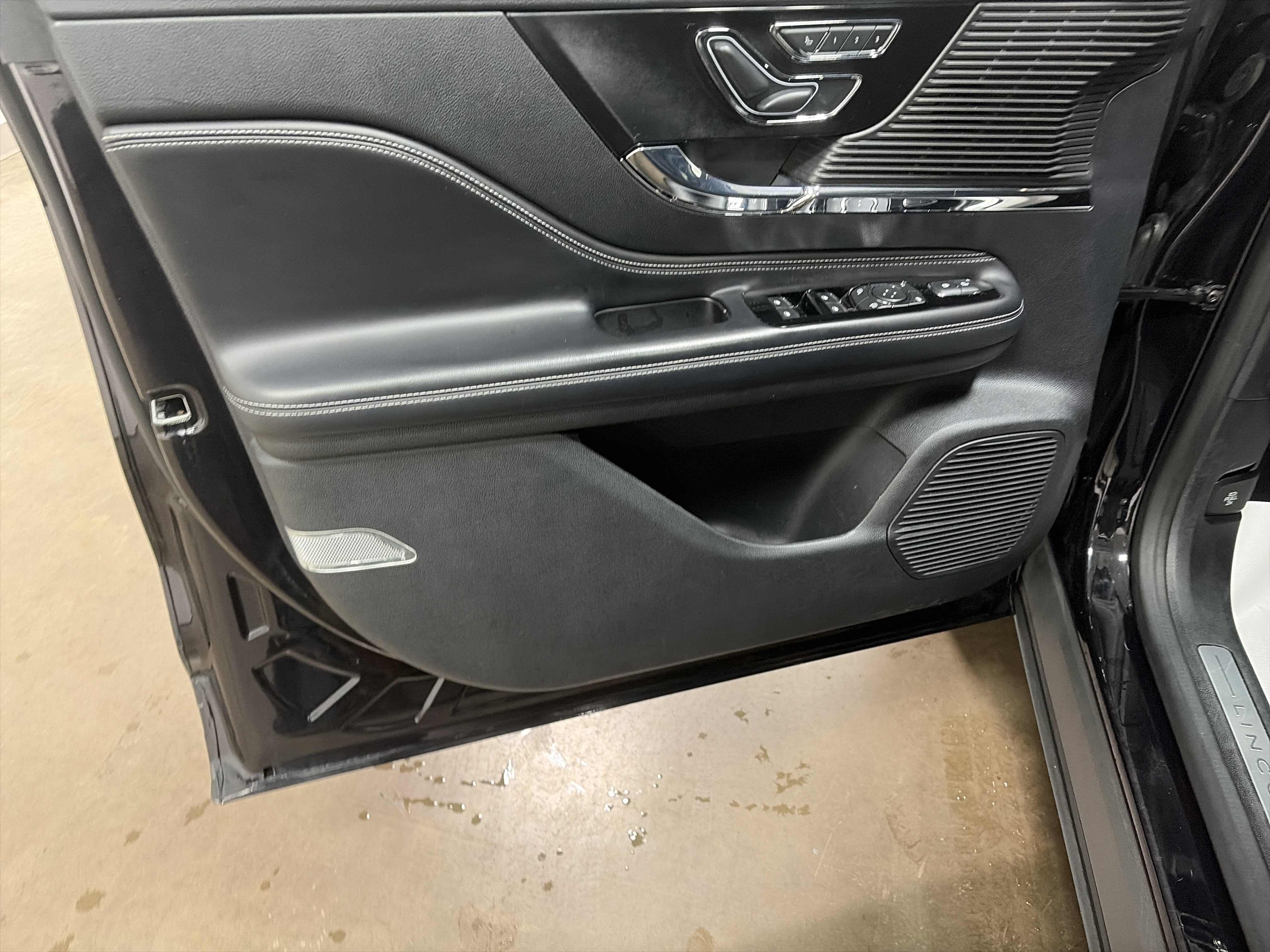 Used 2021 Lincoln Corsair AWD w/ Equipment Group 101A image 12