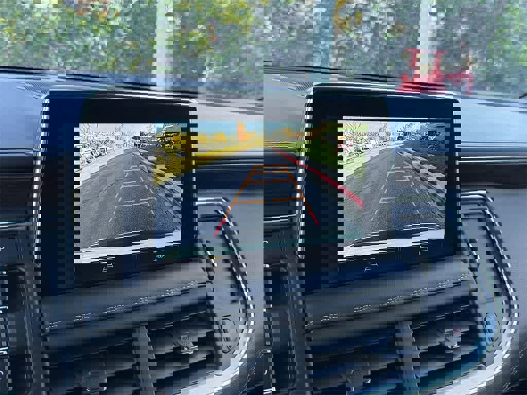 Used 2023 Chevrolet Suburban Premier image 18