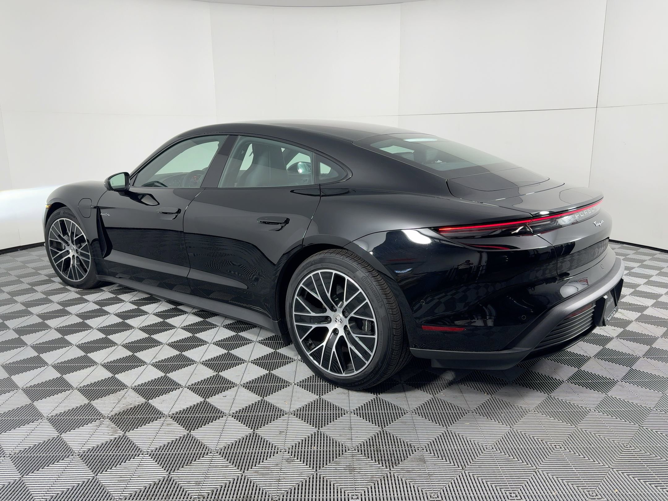 Used 2025 Porsche Taycan RWD image 3