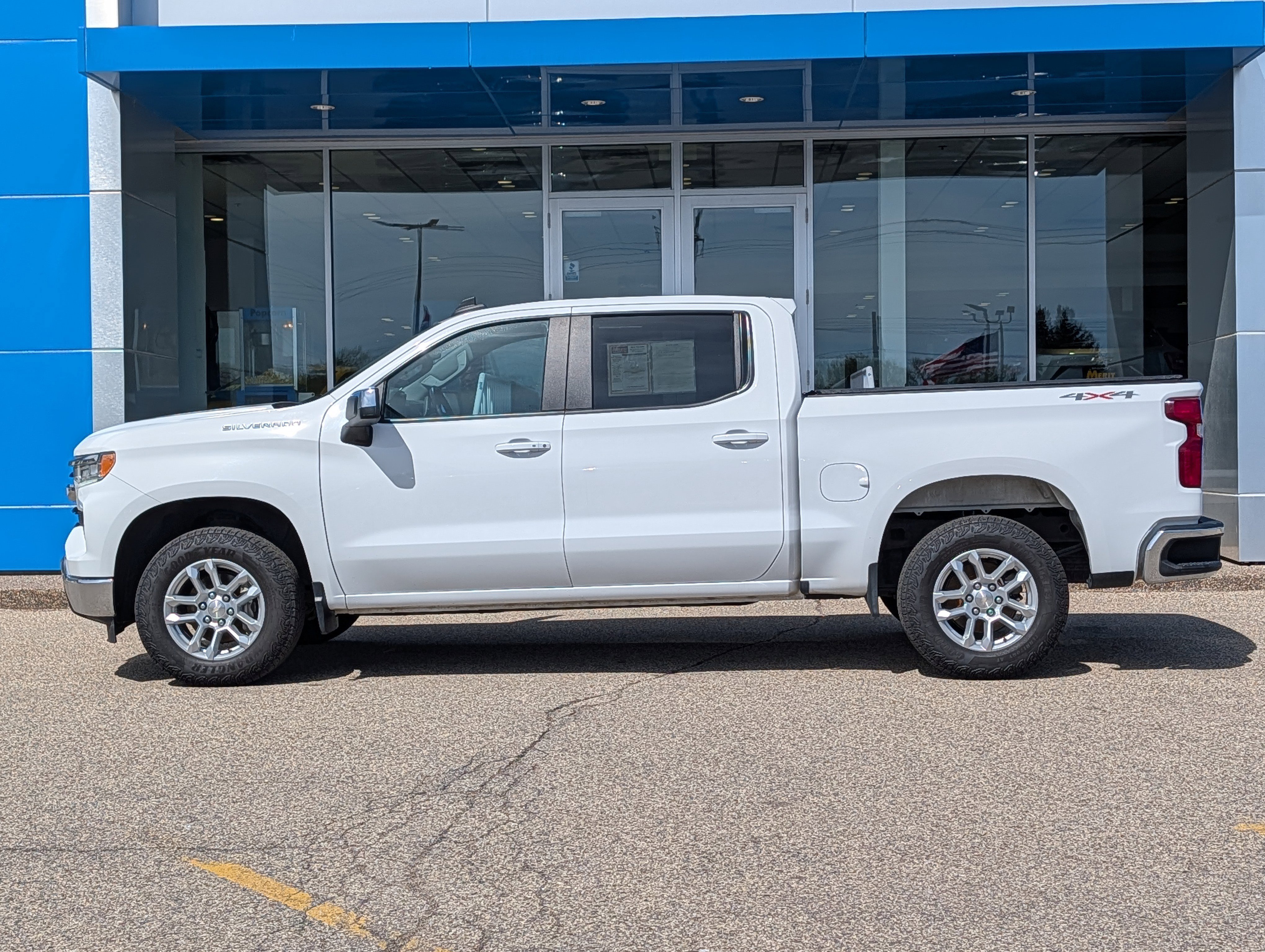 Used 2022 Chevrolet Silverado 1500 LT AWD/4WD image 5