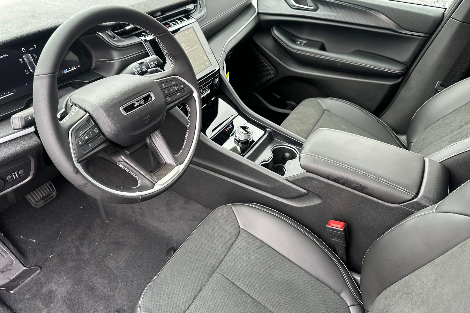 Used 2025 Jeep Grand Cherokee Altitude RWD image 9
