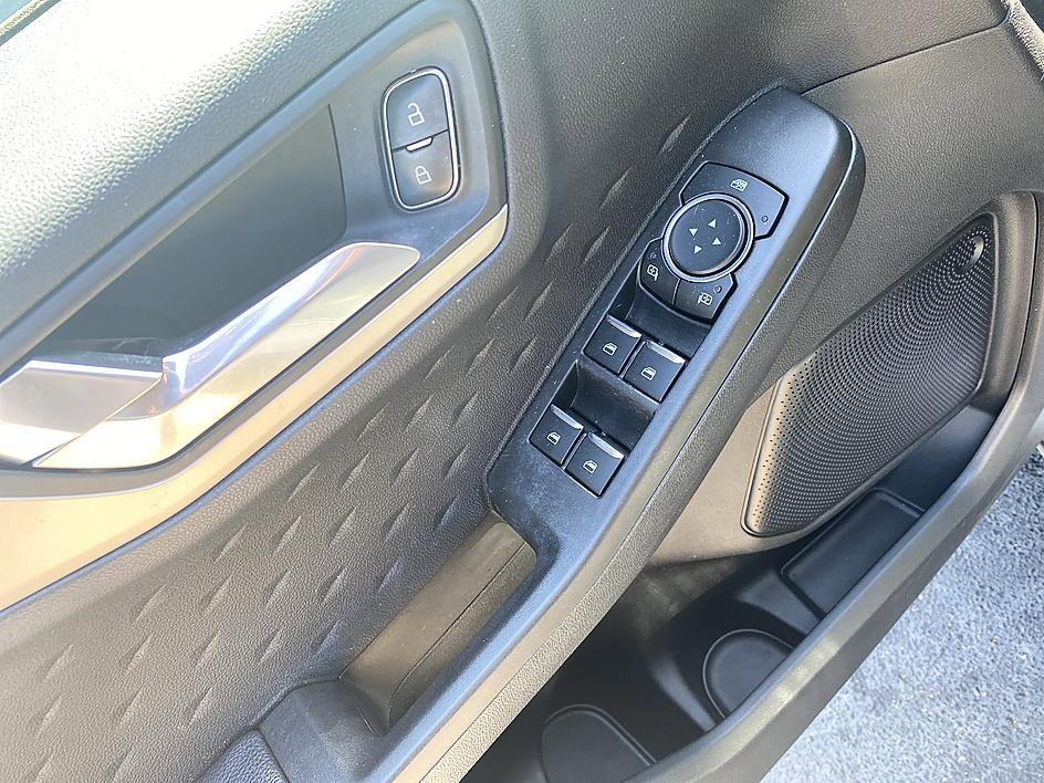 Used 2020 Ford Escape SE image 10