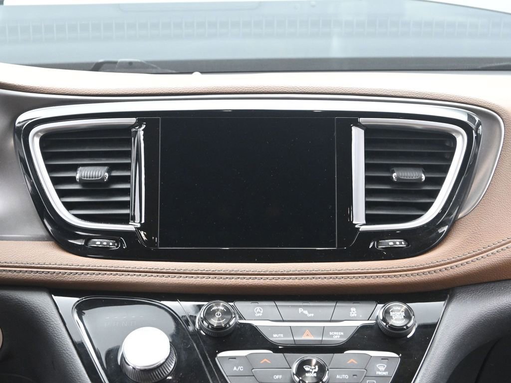 Used 2018 Chrysler Pacifica Limited image 26