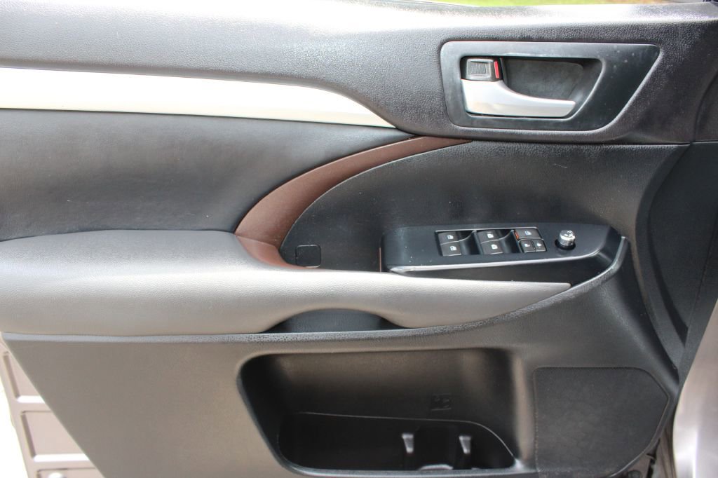 Used 2015 Toyota Highlander XLE image 36
