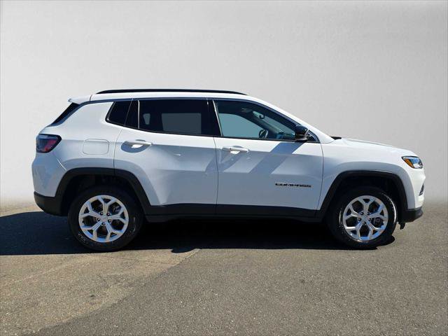 Used 2024 Jeep Compass Latitude AWD/4WD image 2