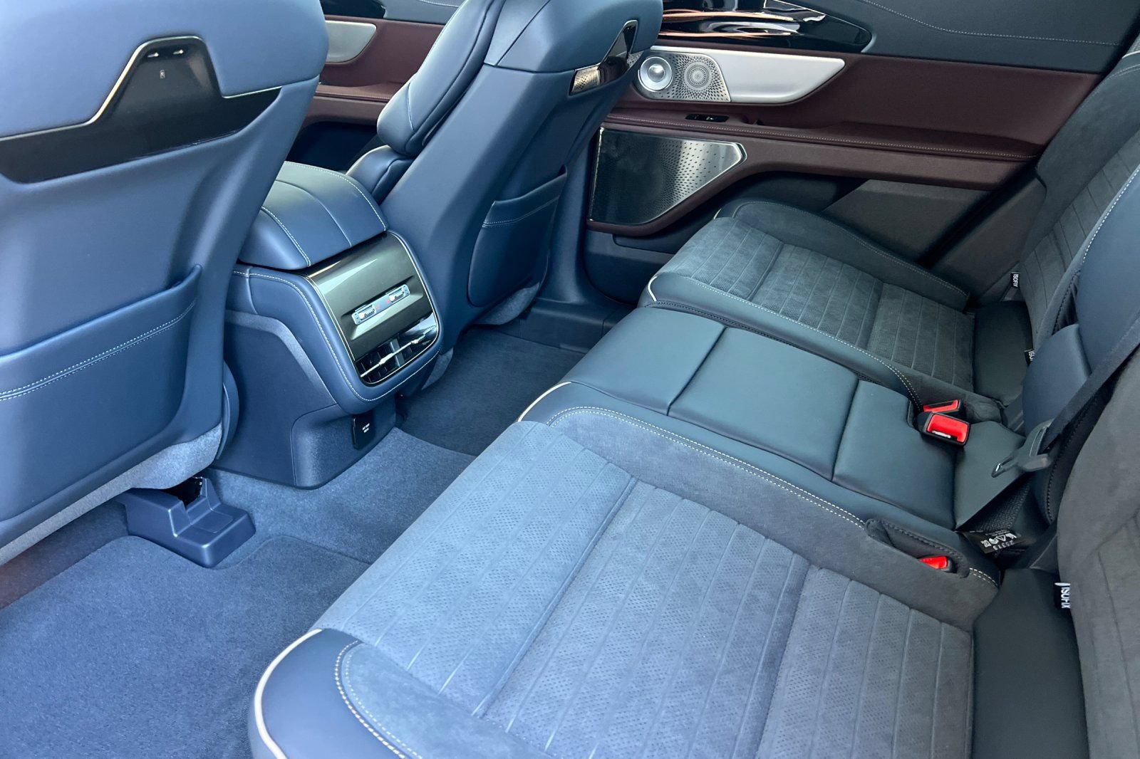 New 2026 Lincoln Nautilus Black Label w/ Jet Appearance Package AWD/4WD image 9