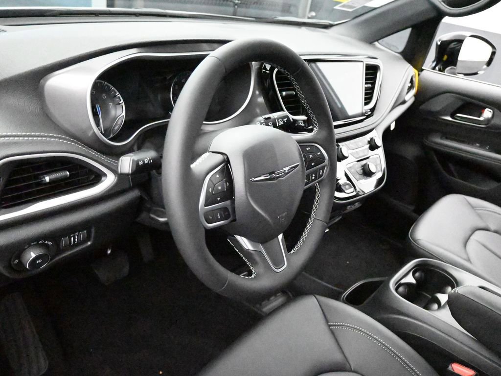 Used 2025 Chrysler Pacifica Select FWD image 10