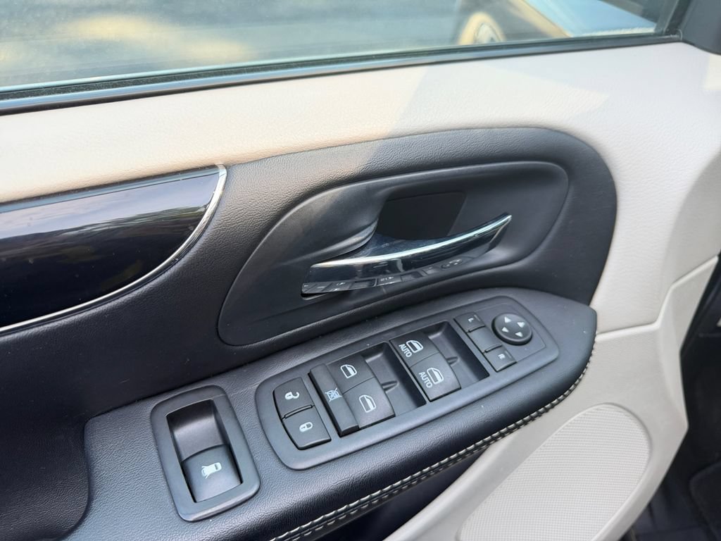 Used 2016 Dodge Grand Caravan SXT FWD image 11