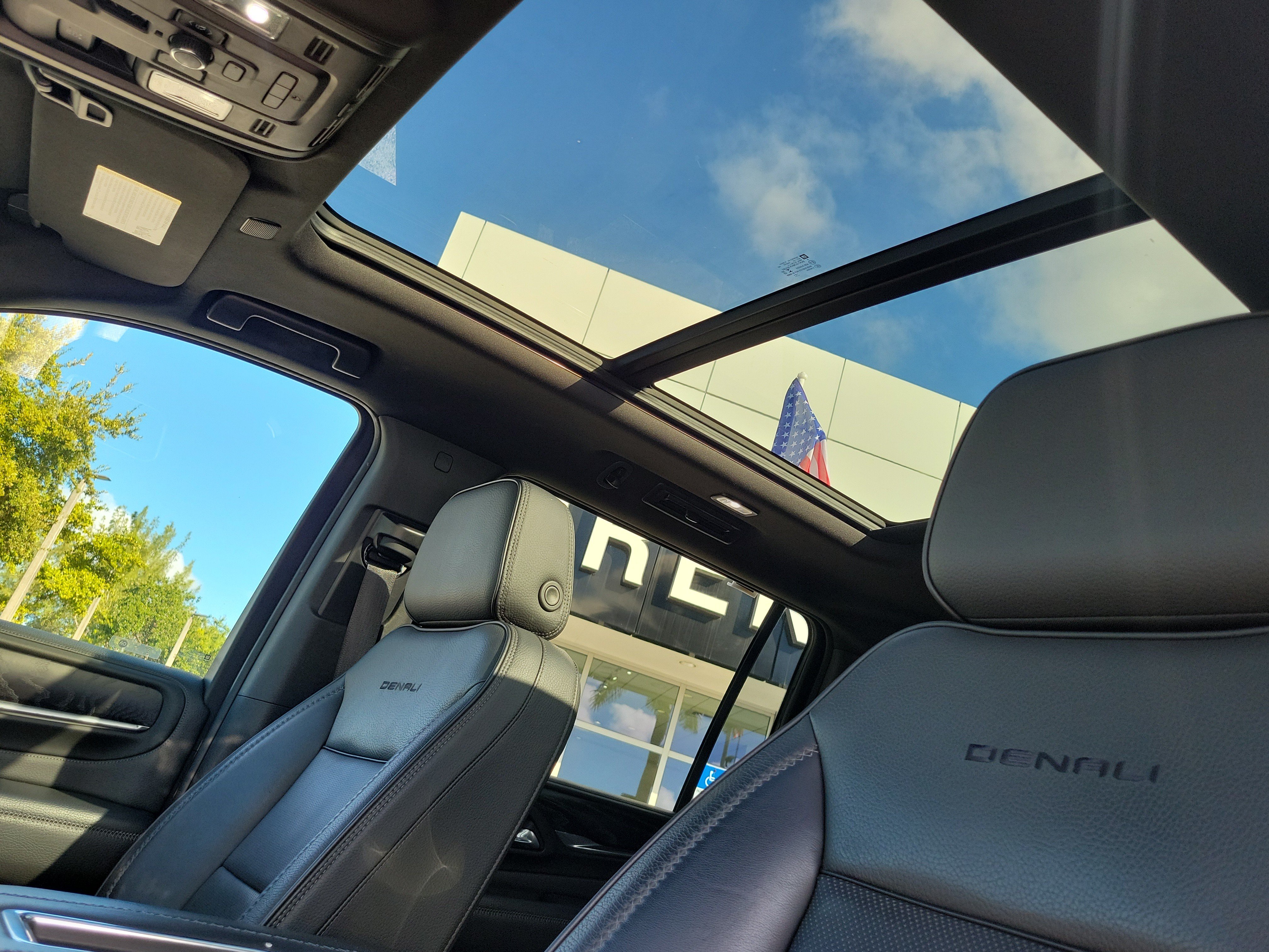 Used 2021 GMC Yukon XL Denali w/ Denali Premium Package RWD image 12